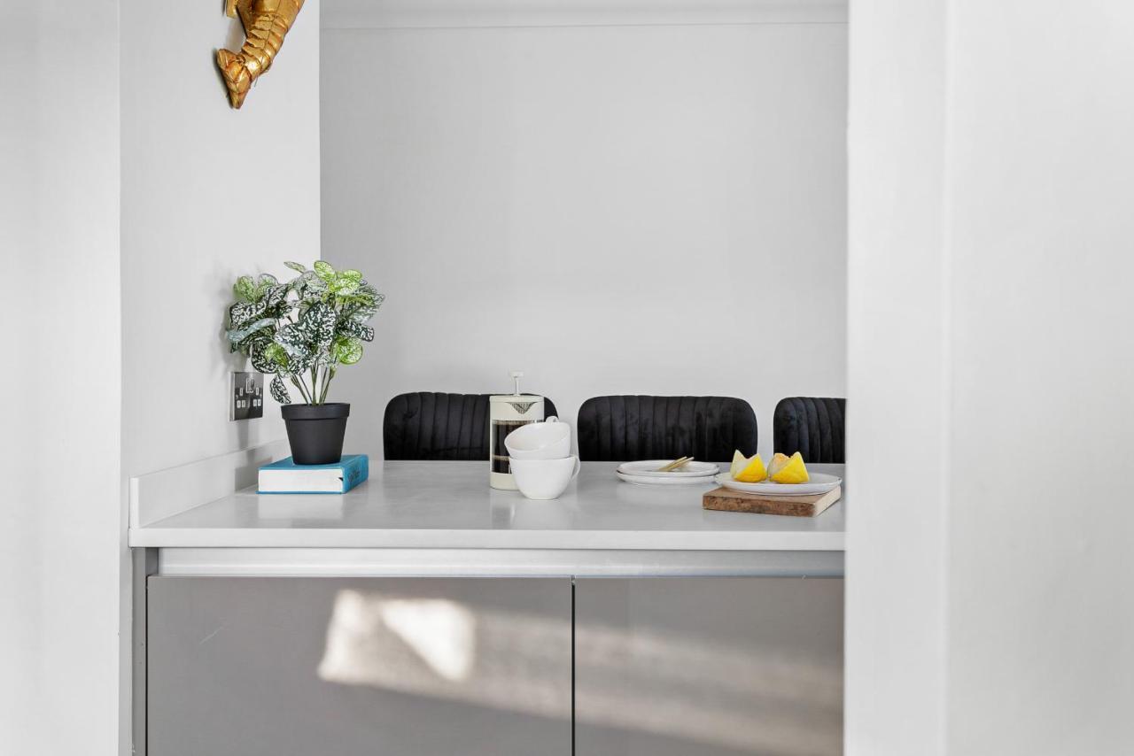 The Seaview Suites At The Corbyn Apartments Торки Екстериор снимка